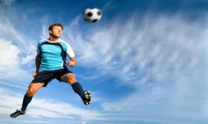 مخاطر ضرب الكرة بالرأس المتكرر