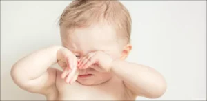 قلة نوم الأطفال: الأسباب والعلاج